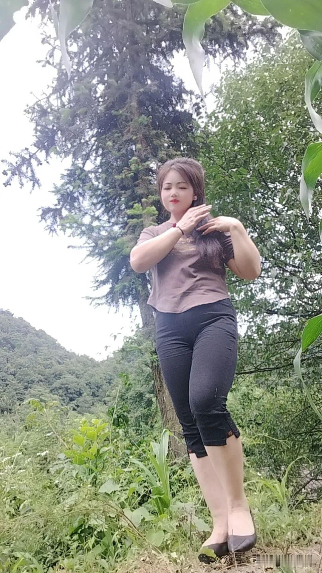 分享你在山里的照片我的家乡是山区，只有邮政快递才能送到家，其他快递都要自己去乡镇