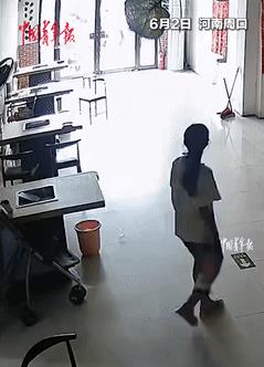 “这个小女孩火到新华社了！”一老头乐突然失控撞进屋内，眼看马上就要撞上一岁小女孩