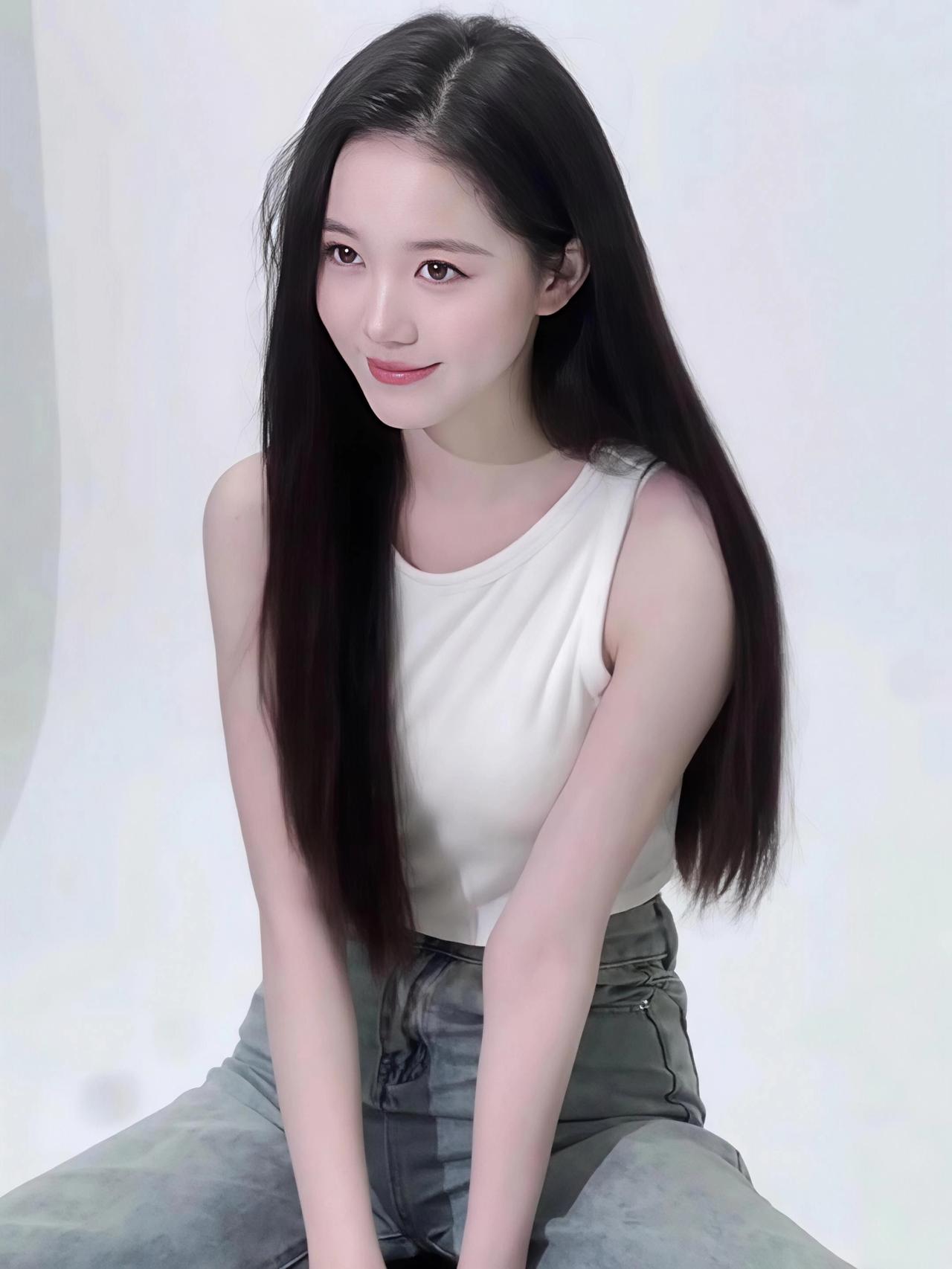 眸光流转，是秋水揉碎的月光唇角微扬，藏着春意轻轻漾不施粉黛，胜似舒展的诗行