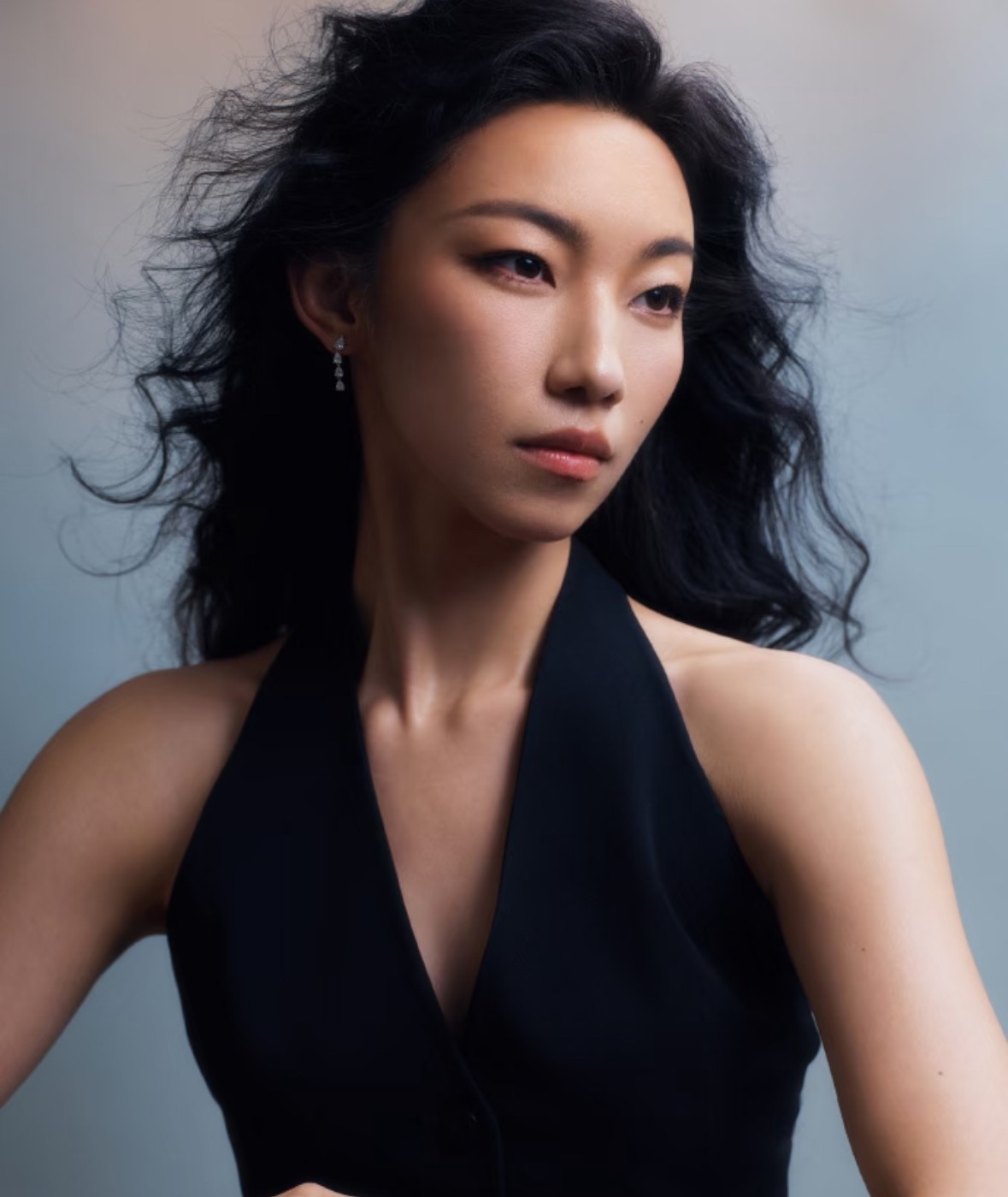 我总觉得那尔那茜快顶不住了。《中国妇女报》点名批评她，她没回应；全网