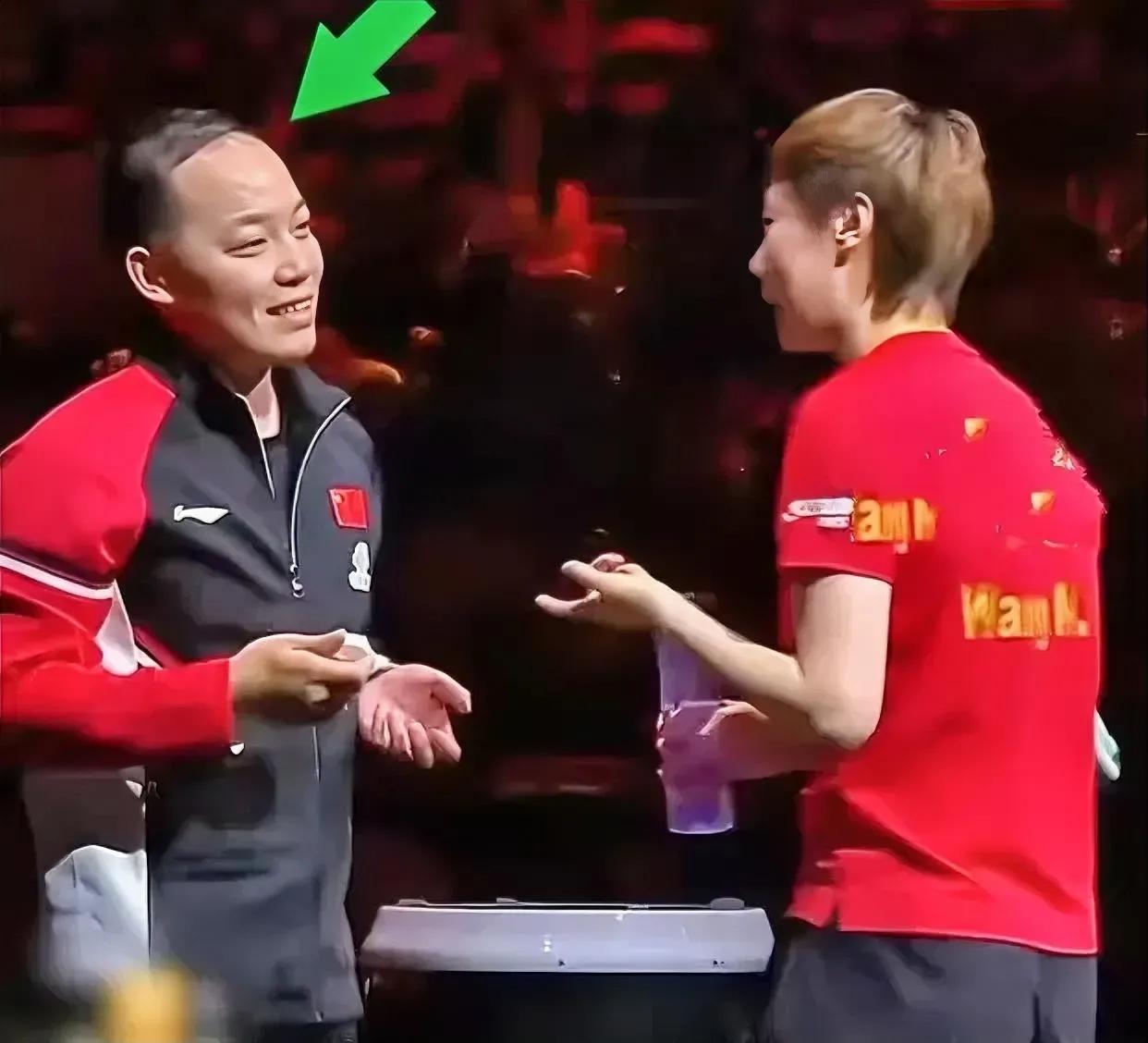许昕直播聊王曼昱的新教练任浩，说的话真逗——直接放话：“换我才不当这教练！”
