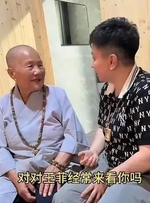 年轻时特立独行，老了要面对一地鸡毛！56岁的王菲已经不年轻！远在九华山的小姨