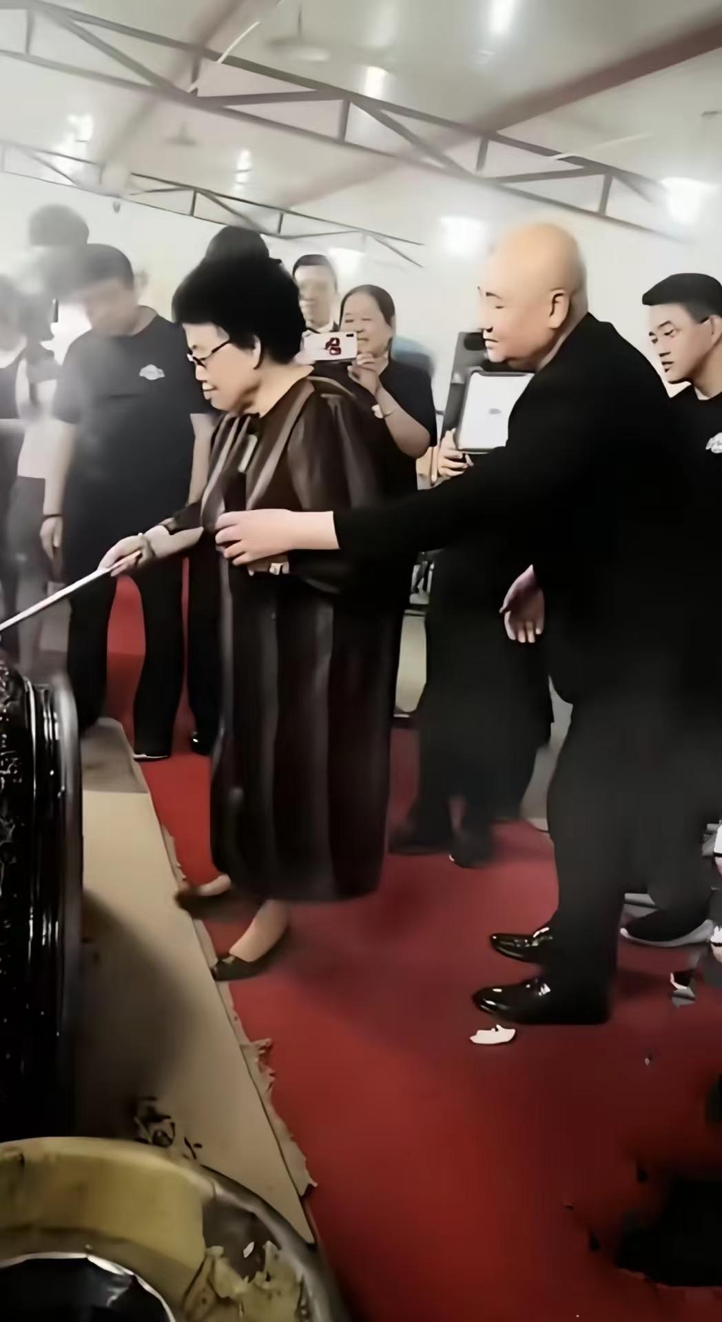 没想到唐僧还是被妖怪抓走了，姿态之卑微，表情之殷勤堪称一绝，几十年如一日，他是怎