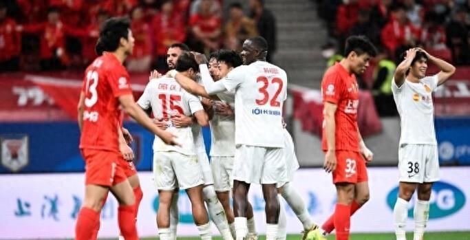 从目前上海双雄成绩看，就看穆斯卡特和斯卢茨基时代的申花和海港！如果本赛季结束后，