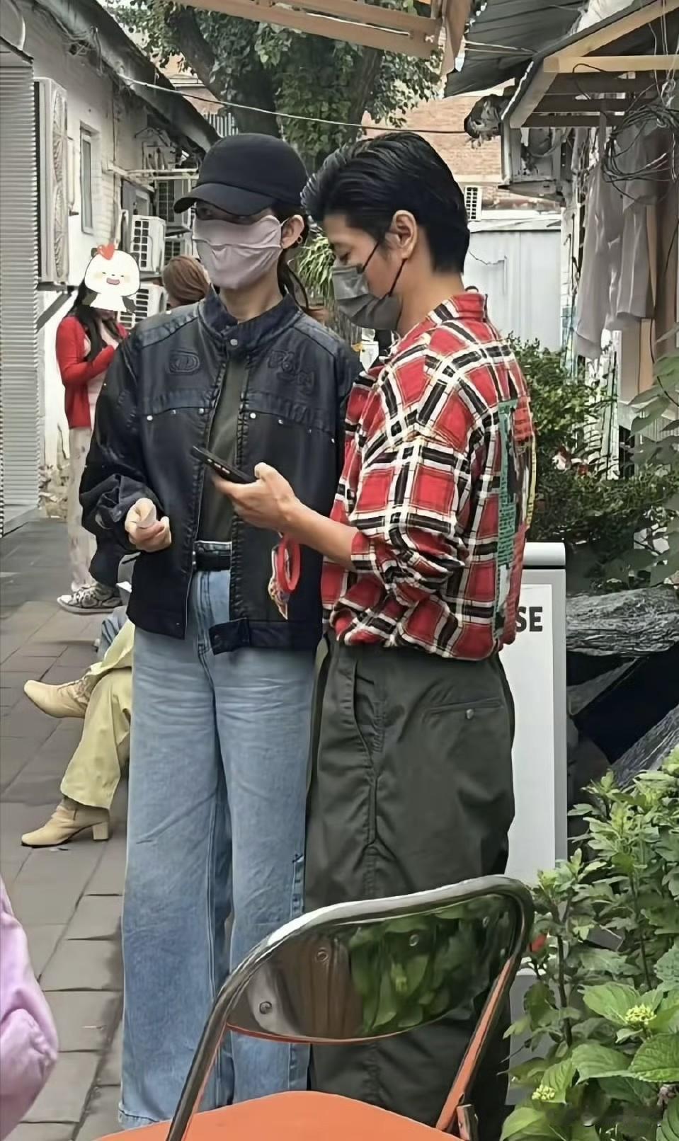 都说卡码拍大，但张晋的裤子也太偏大了，把整个人的身材都拉成五五分了。