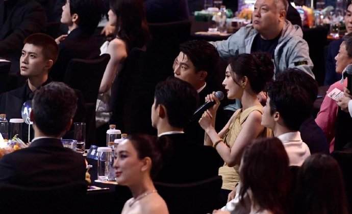 尖叫之夜真实看点！奖杯归谁没人提，明星的座位和悄悄话火了​​​