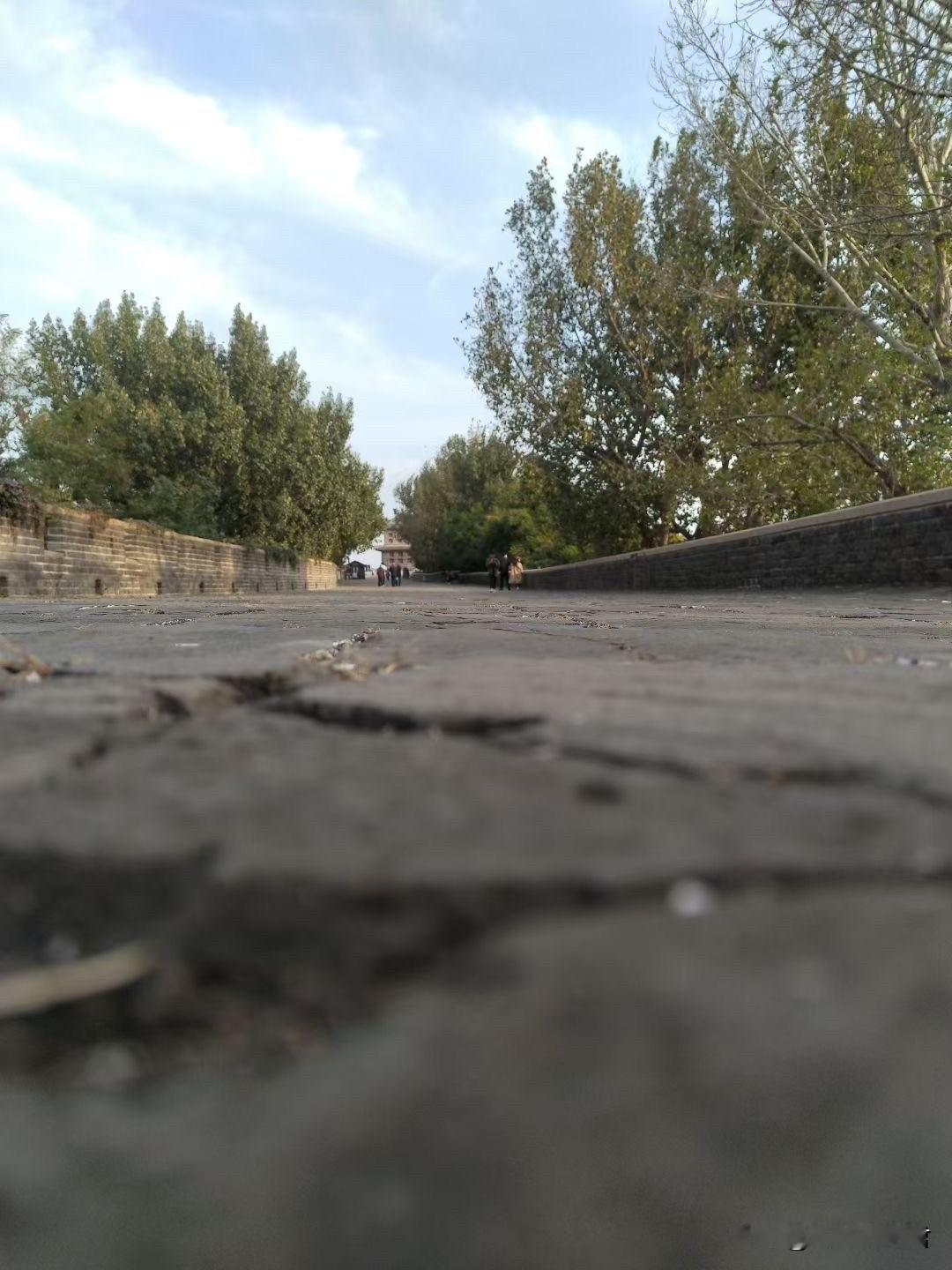 这种男人就是天生的穷命！一男子，30多岁，和老婆结婚9年，在老婆怀二胎期间，他在