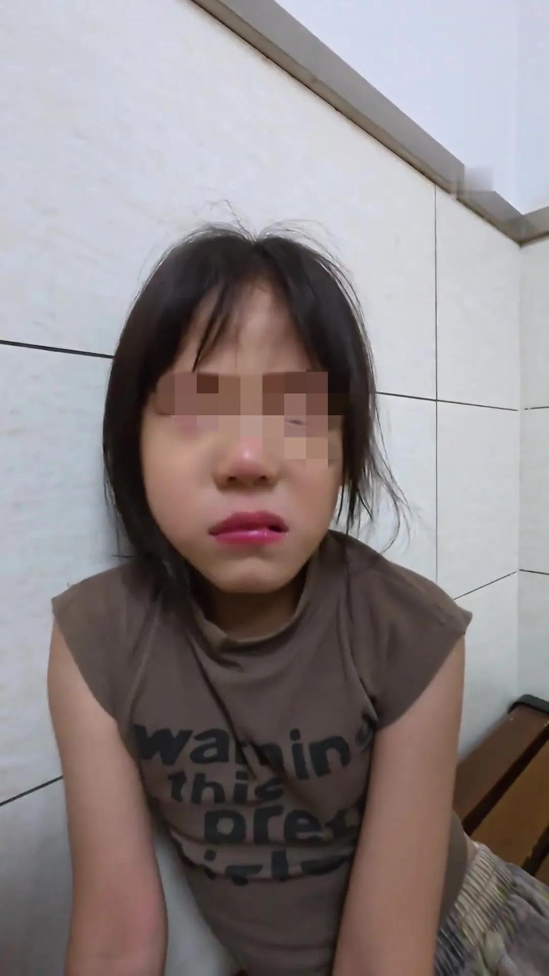 🌙河南，一名4岁女孩独自去汉堡店买汉堡，结果在等餐时，多次被一名陌生女子踢踹，