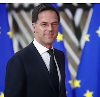 北约秘书长马克.吕特2月13日在北约总部称赞美国，“美国是全世界最大的国家！”说