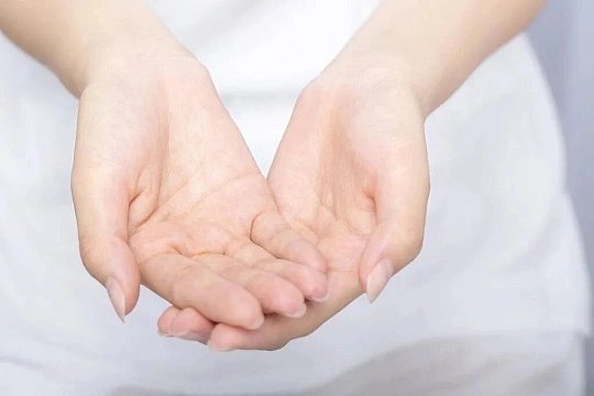 心脑血管后期养护可以坚持梳手心手心布满经络血管，连通全身脏腑。每天坚持多梳手心、