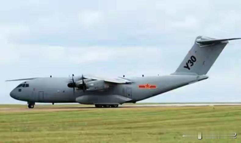 中国新一代中型运输机（通常指2025年12月首飞的运-30）与运-20大型运输机