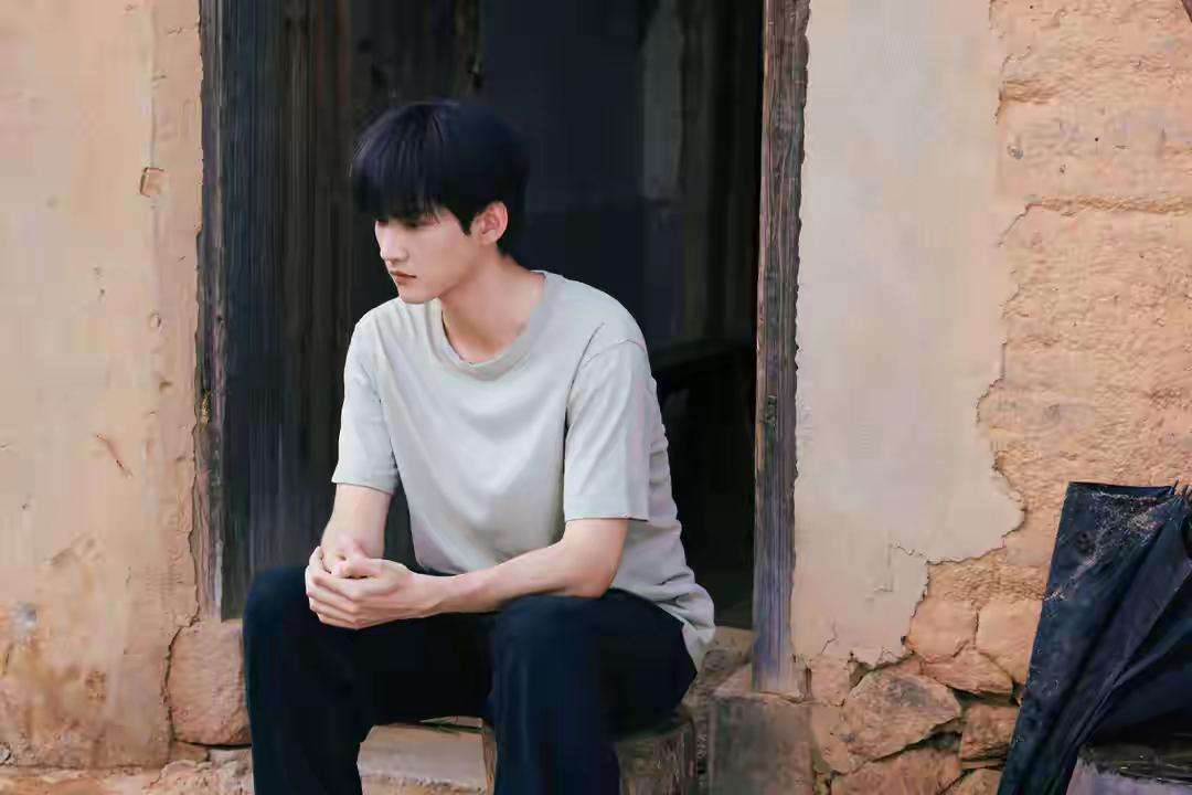 一个中国人。跑到美国生了个美国人。然后现在这个美国人。跑回中国混饭吃。又