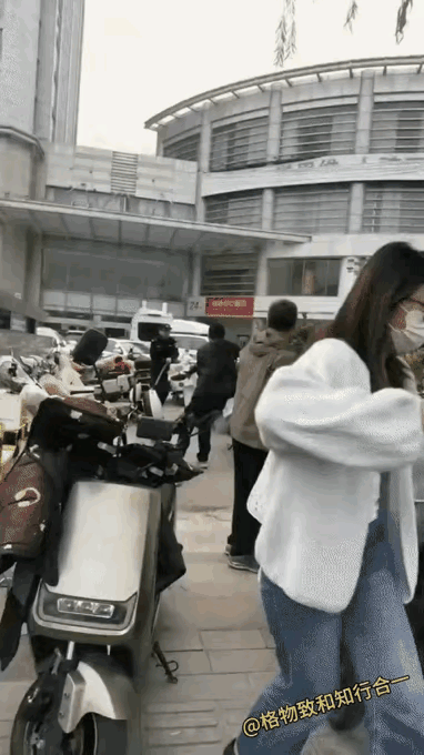 街头惊现血腥一幕！这并非电影拍摄，亦非演习场景。只见一名情绪失控的男子，手持