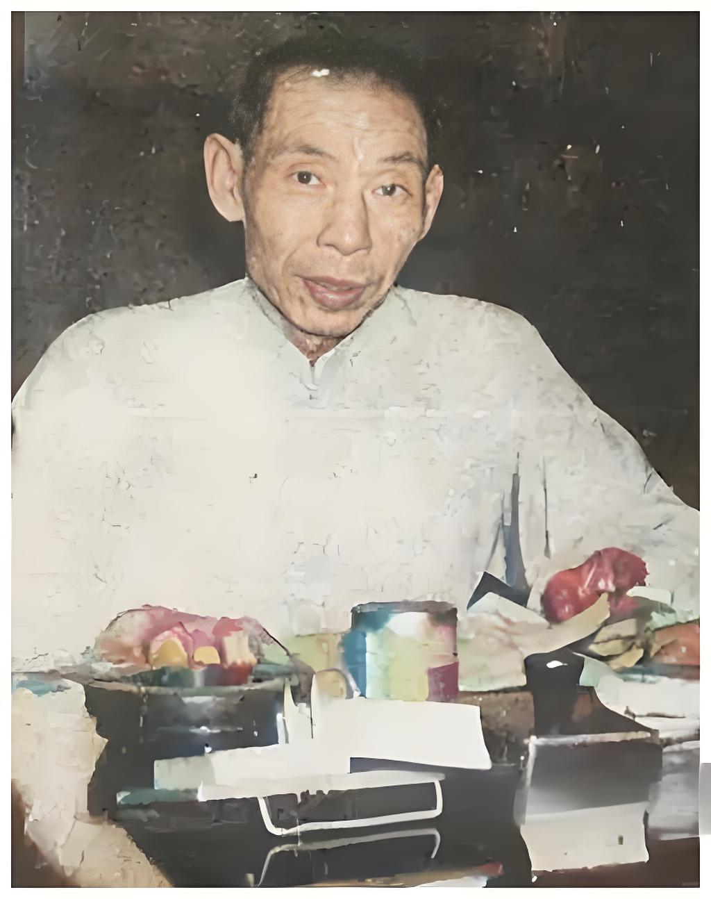 图中人物是杜月笙，他是旧上海青帮大佬，活跃于民国时期上海滩。早年卖水果为生，经陈