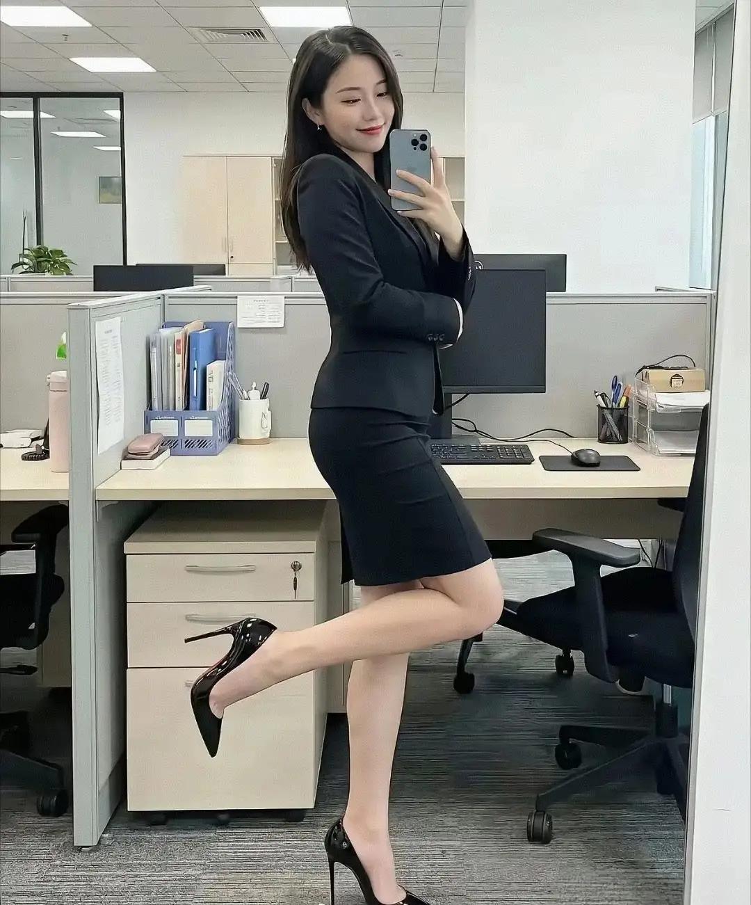 办公室的美女小姐姐调皮一下，太可爱啦。