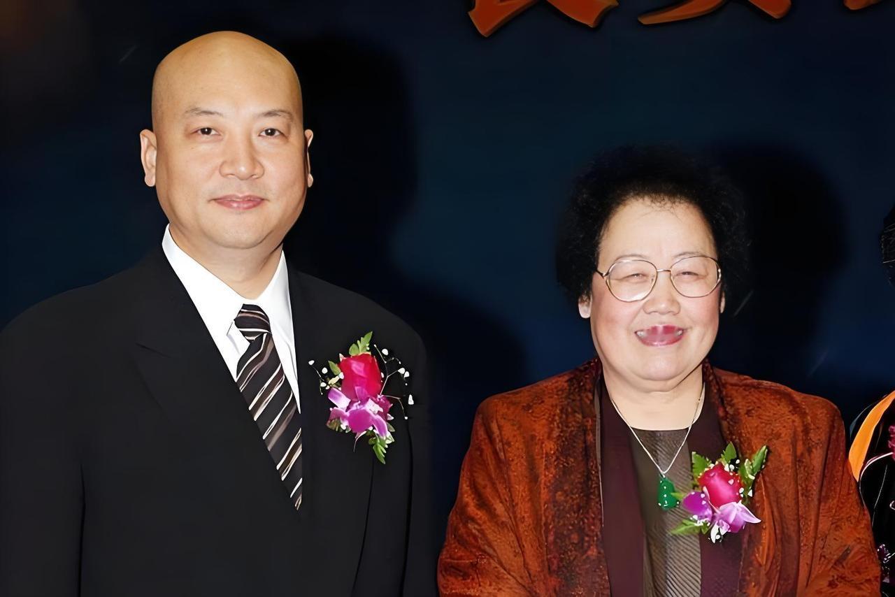 迟重瑞说，她走之前，把身后事都安排好了。大部分生意上的股份和产业，留给了赵勇他们