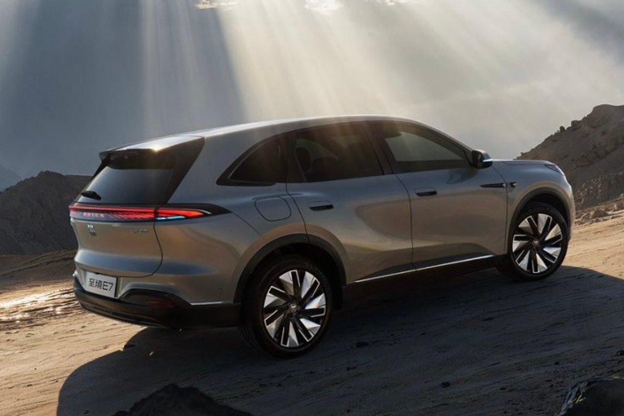 别克至境E7以15.49万-19.49万的权益价杀入市场，全系标配42项配置，入