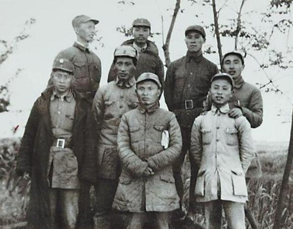 1979年，军事科学院副院长邓华上将被送医抢救，成都军区的老战友特意送来了一些特