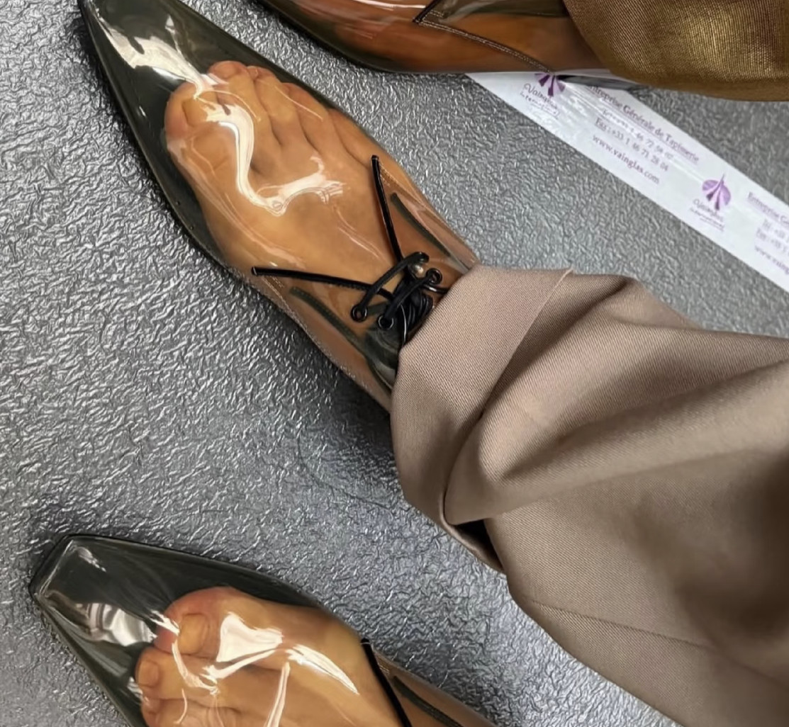 YSL新款男士透明水晶鞋，感觉隔着屏幕都能闻到脚臭味……这就是时尚吗不理解