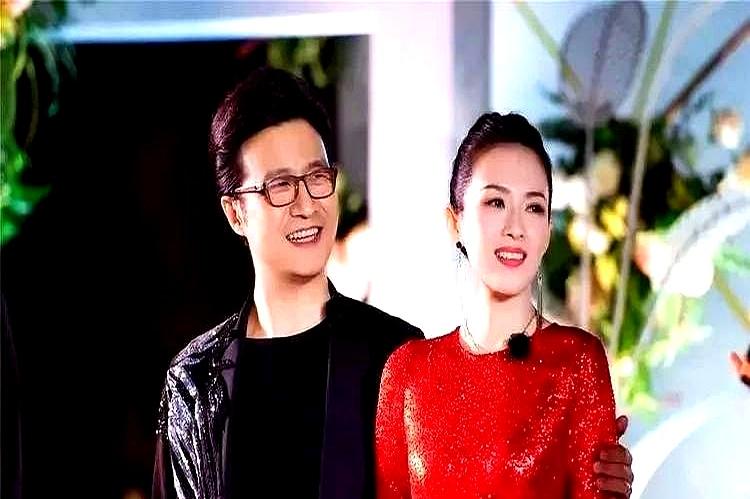 汪峰月付30万抚养费，见女儿得提前72小时报备。一年52周家长会，章子怡到了