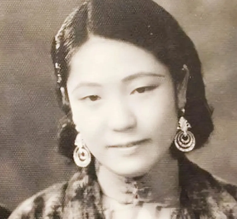 1918年，一个女孩因为结婚6年无法生孩子，被丈夫赶出了家。之后她被一个年轻军官