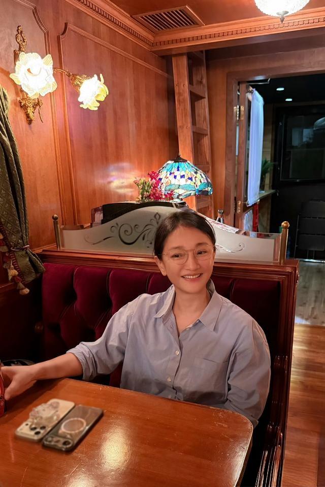 51岁周迅晒泳衣照！后背肌肉线条亮眼，一个背影就赢麻了事业上的周迅，是实打