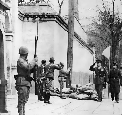 对付日本，要学习美国模式，1941年12月8日，日本偷袭珍珠港后，就包围了美国驻