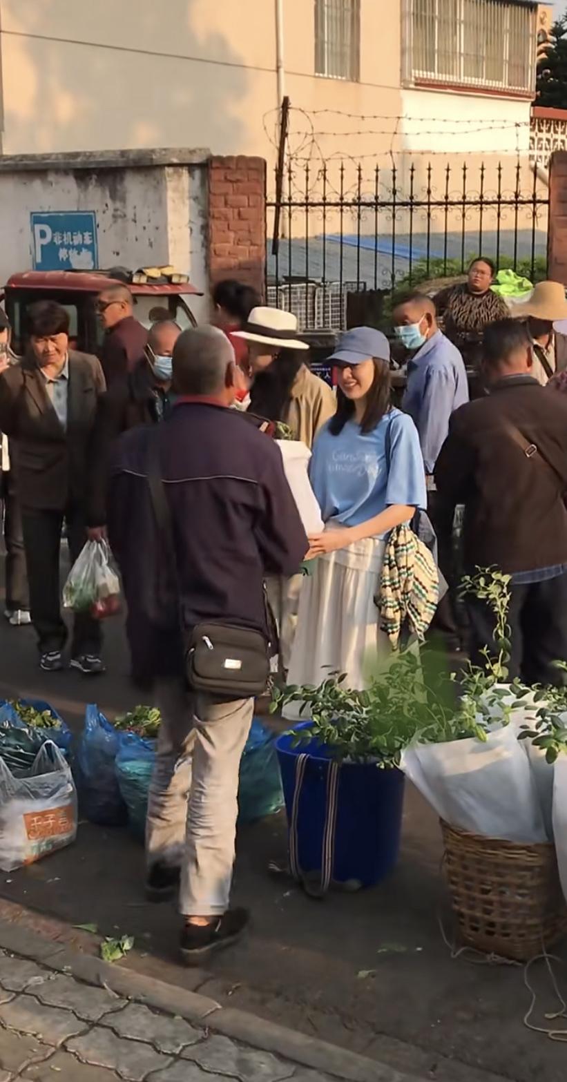 董洁逛大集，买蓝莓苗。整个人看起来很少女。身材很好，整条大街她最靓，又瘦又年