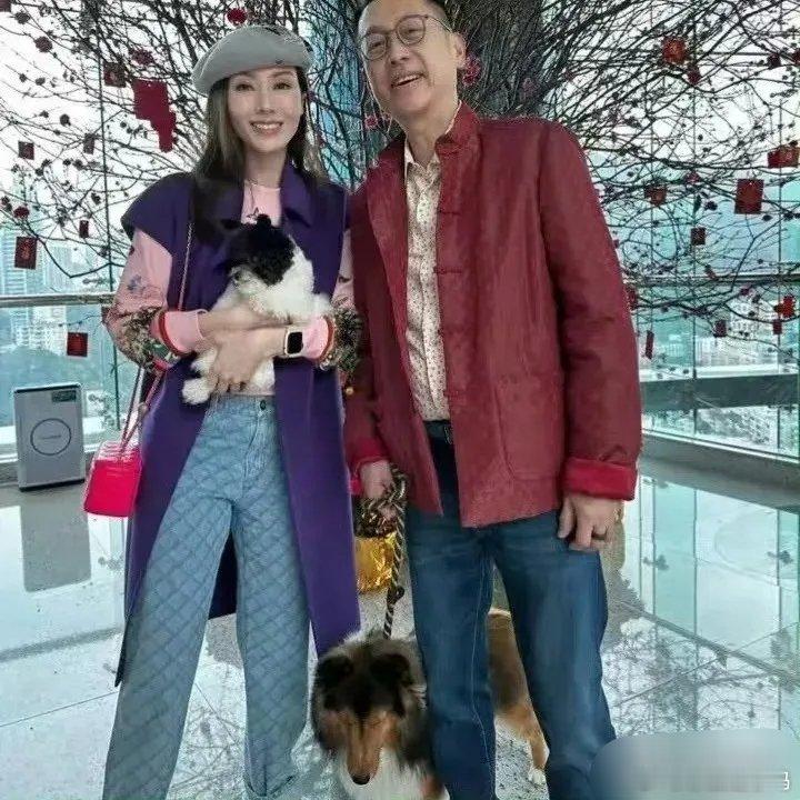 很多网友觉得李嘉欣的衣服全是好贵的名牌，但能搭得这么瞎，也是种本事！​​​