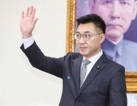 江启臣烂泥扶不上墙！放着郑丽文不抱，反倒成全杨琼樱刷存在感！江启臣这一