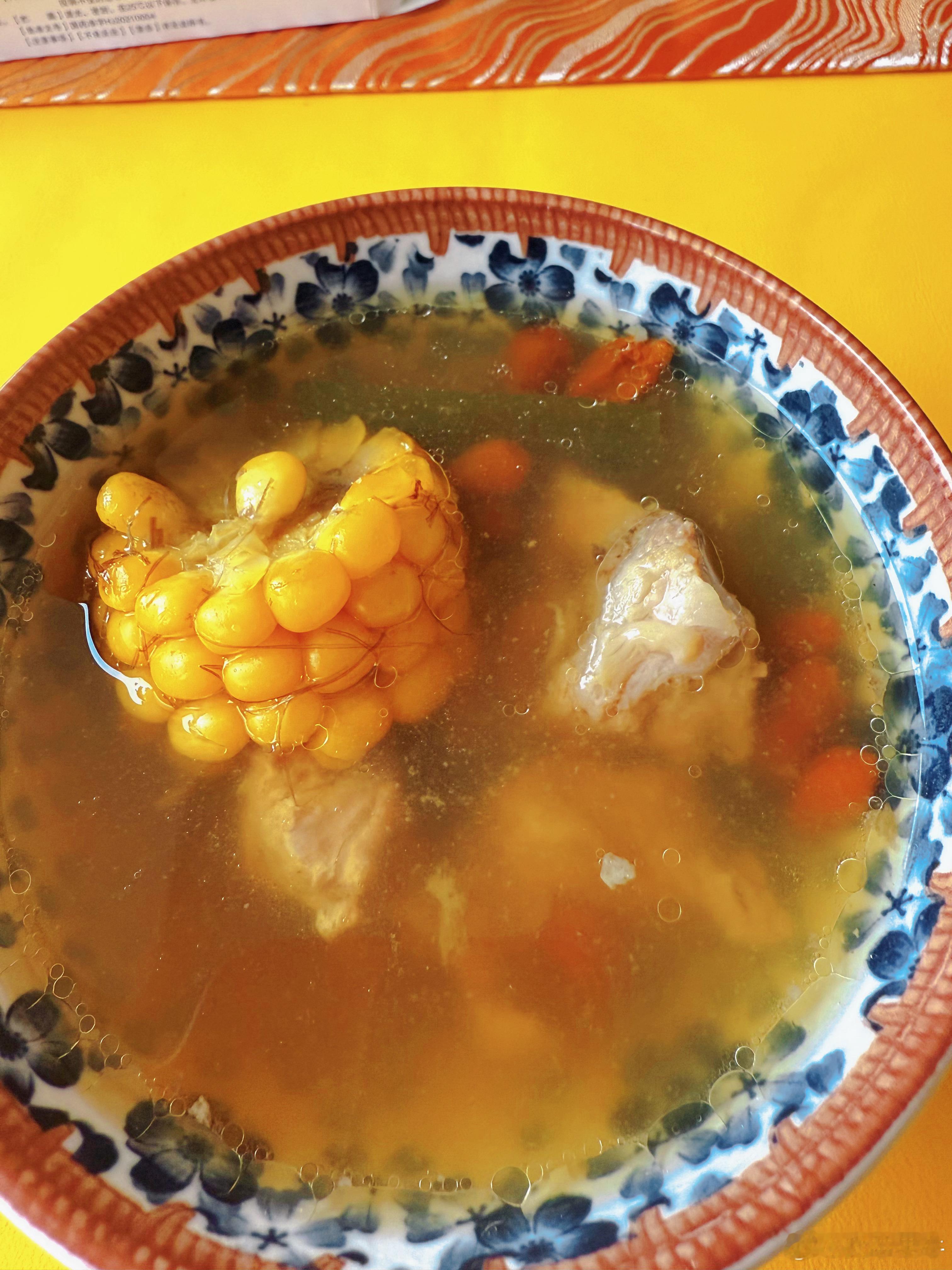 自制玉米排骨汤，但是汤色感觉被枸杞染色了？是不是枸杞放早了？苹果牛今天是我关注超