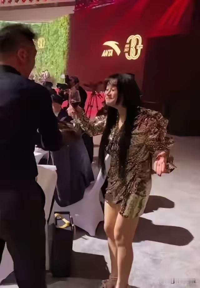 冉莹颖经常说，她是北大研究生，后来被证实，她的研究生，不用考，花钱就能上，她还