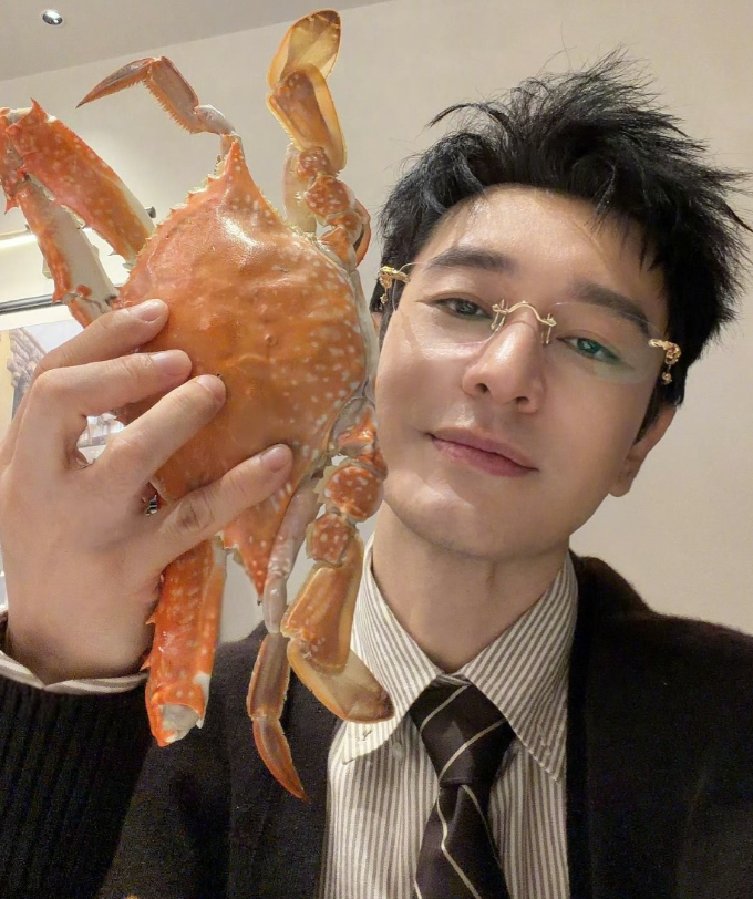 黄晓明，高调发文！9月20号下午，黄晓明在个人社交平台上高调发文，还配了两张照片，引发网友热议。第一
