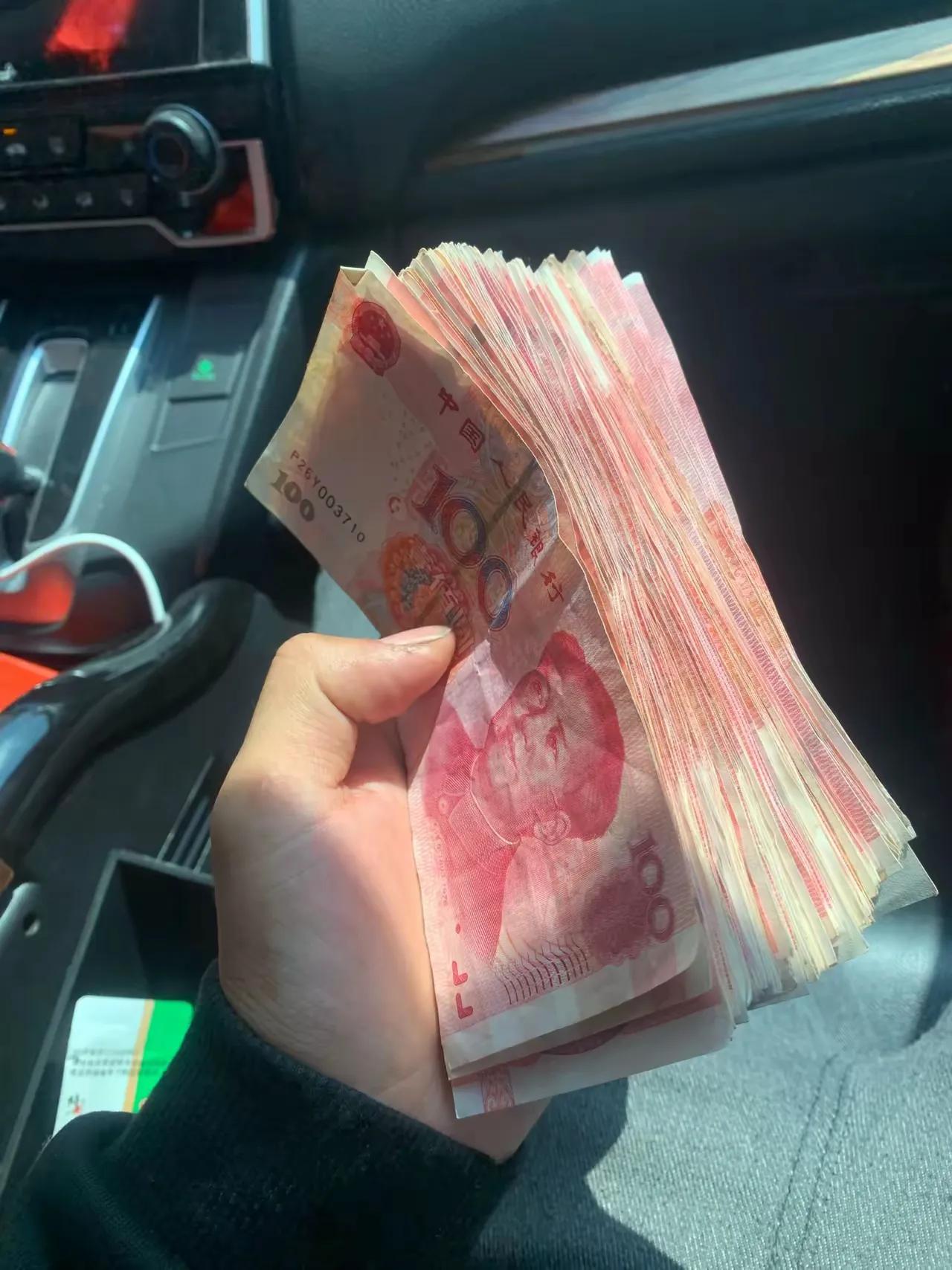 一个月的工资养活一家四口到月底一分钱都没有剩余的[笑着哭]