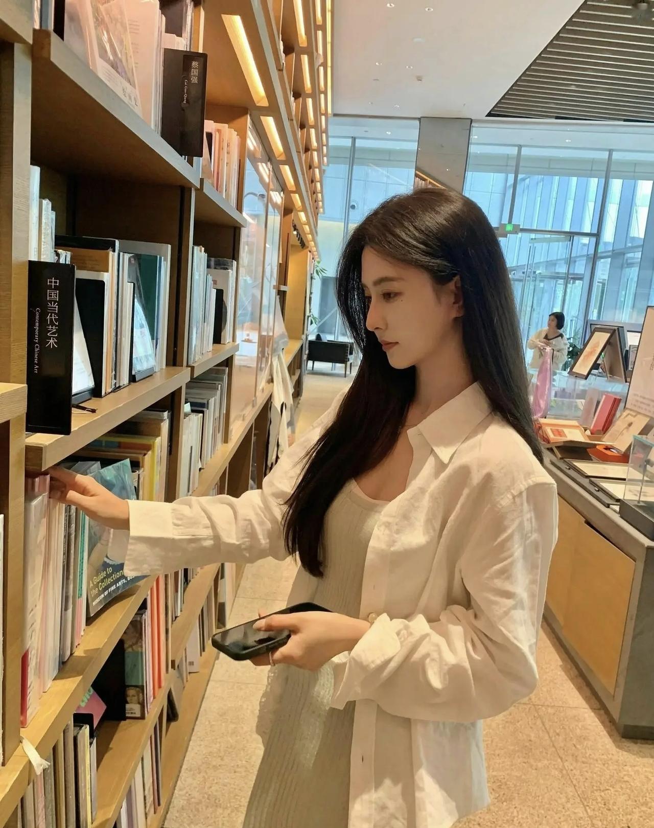 在书香中漫步，寻找心灵的归宿。📚✨