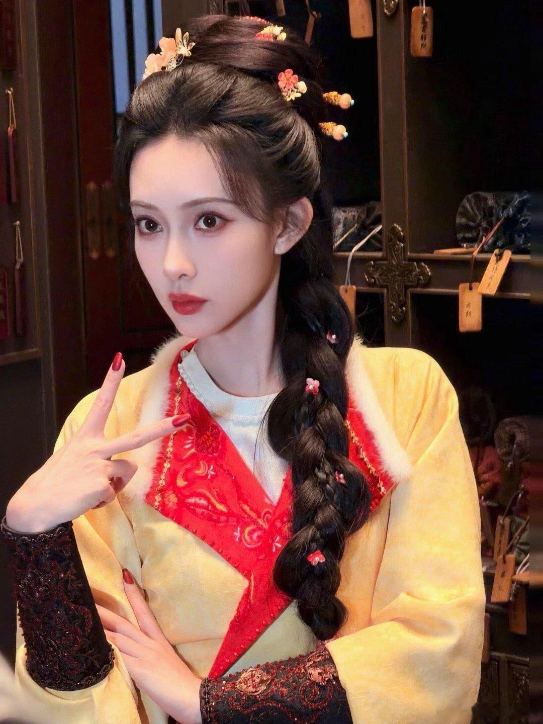 孟子义的可爱是直球暴击！圆乎乎的脸蛋配灵动眼神，笑起来甜得像刚剥的橘子，连小表情