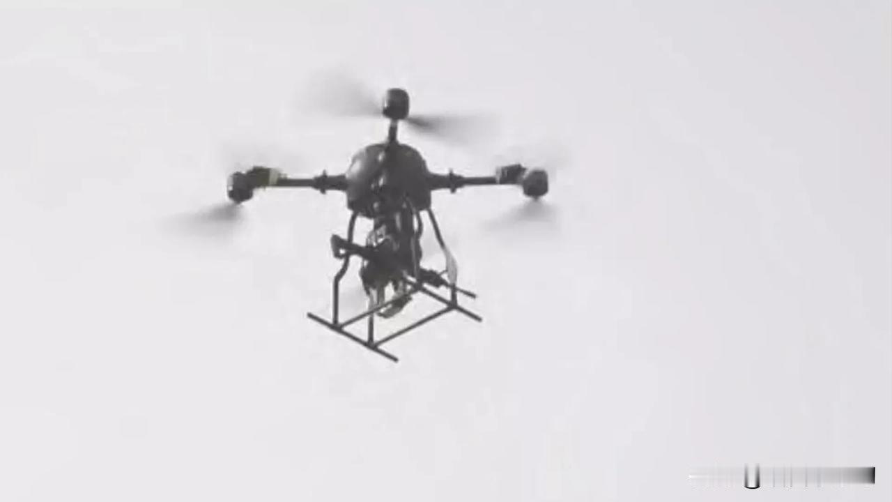 港媒：中国测试搭载步枪的无人机，可精准打击低空小型目标据《南华早报》报道，中