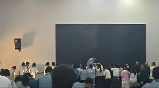 “学生摘下眼罩就哭了! ”家长跪成一排被踩踏, 当地教育局回应