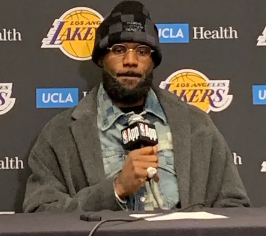 NBA常规赛后，詹姆斯在接受采访时，在右手小拇指上戴上了自己2016年代表骑士夺