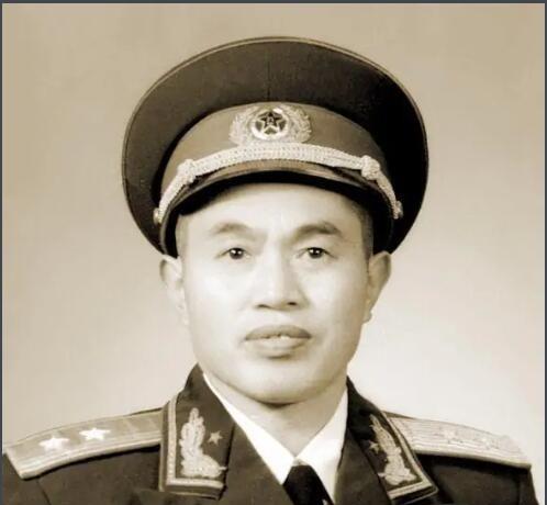 1944年，皮定均将军莅临少林寺参观，刚踏入大雄宝殿的门槛，只听＂咔嚓＂一声，大