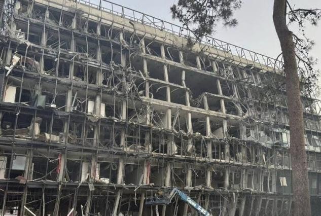 伊朗高超音速导弹划破云层，精准砸中以色列研究机构，2500人生死未卜这次伊朗