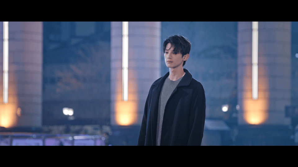 眼泪是庄序最好的医美当泪水漫过庄序的眼眶，所有未说出口的情愫都化作破碎的光。一