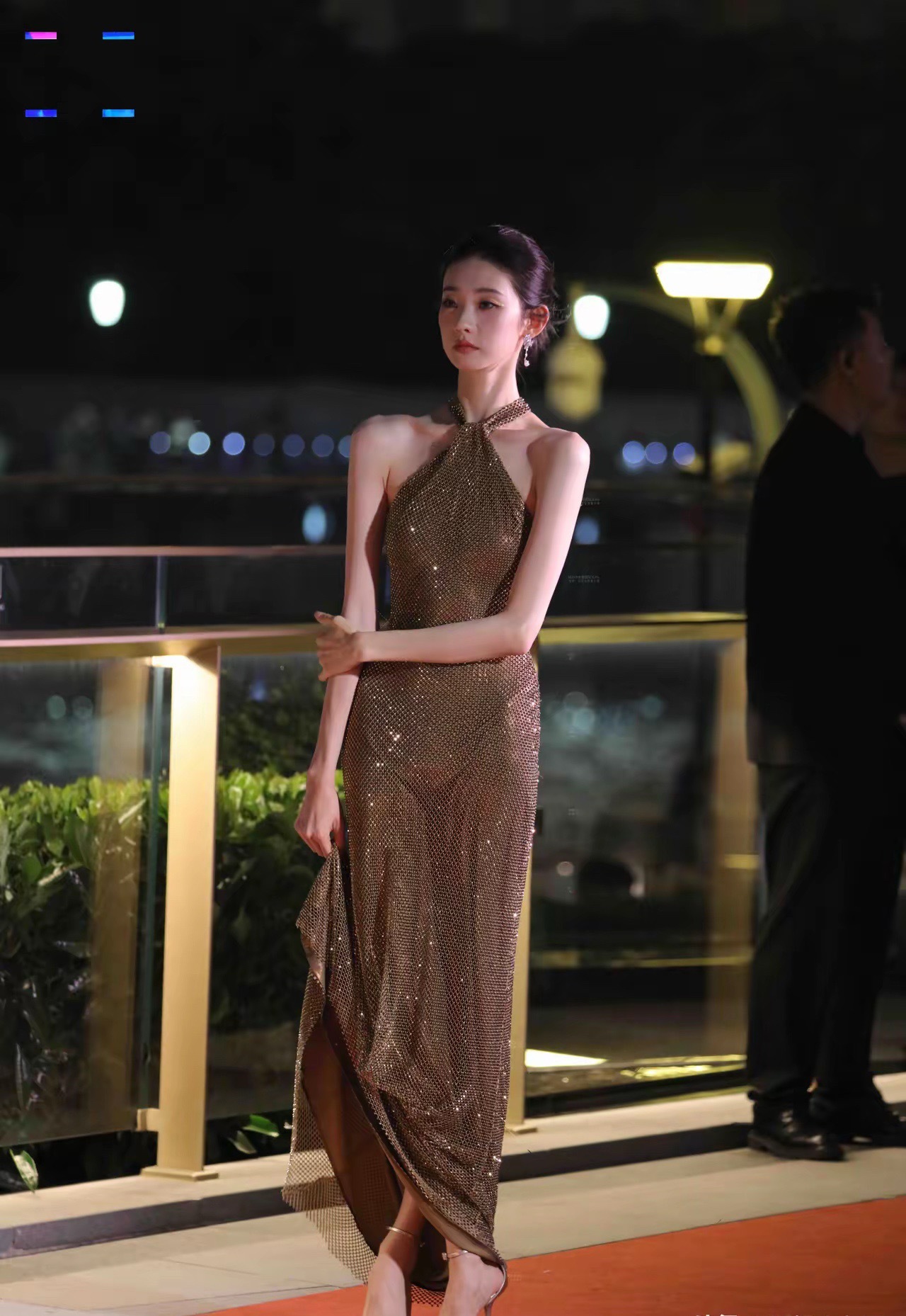 张艺凡这是把手机揣安全裤里了吗？这大长裙子取放能方便吗？