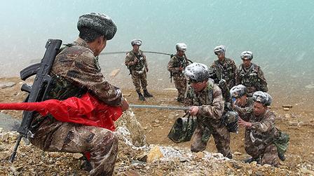 边防士兵到底有多辛苦？待遇看着像神仙，高原兵每年带薪休假69天，两年后退伍能拿3