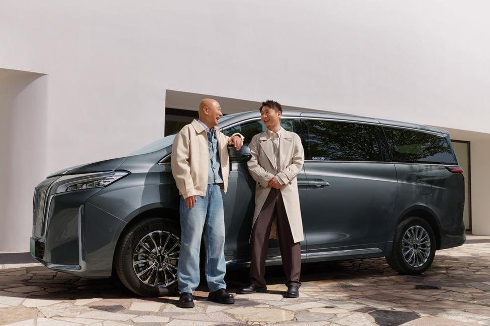 高山作为邓男子生活中的重要伙伴，在保定爱情广场的交车仪式上得到了充分认可。3月1