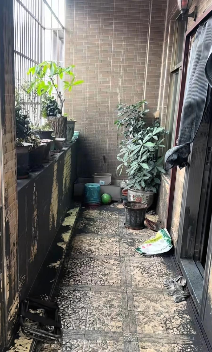 汕头五金店幸存大儿子，发的火灾后家里内部视频，被烟熏的乌漆嘛黑，桌椅板凳家居等，