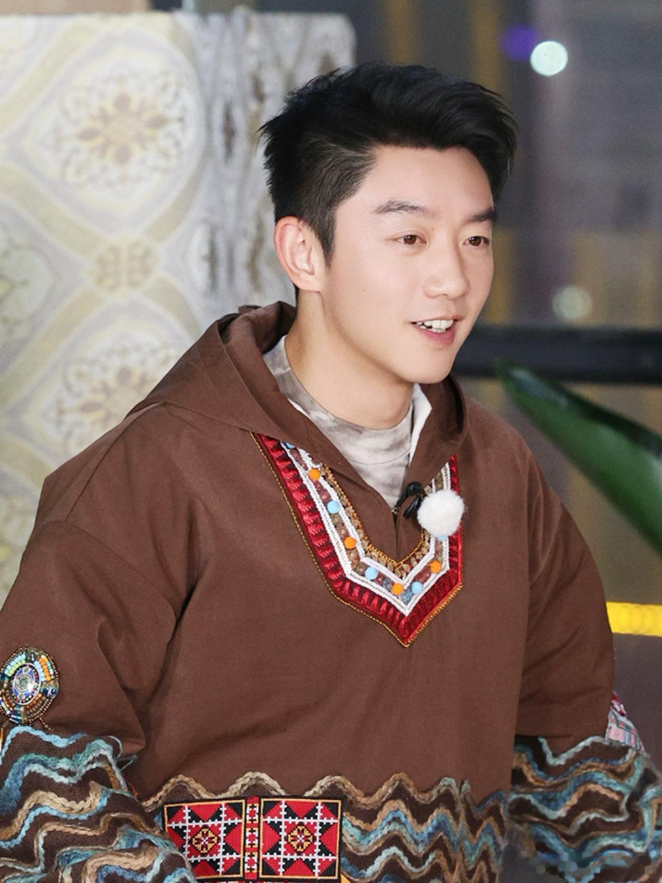 郑恺回应鹿晗粉丝郑恺澳网vlog玩梗翻车后续来了！因网友问片尾出镜的苗苗是谁，