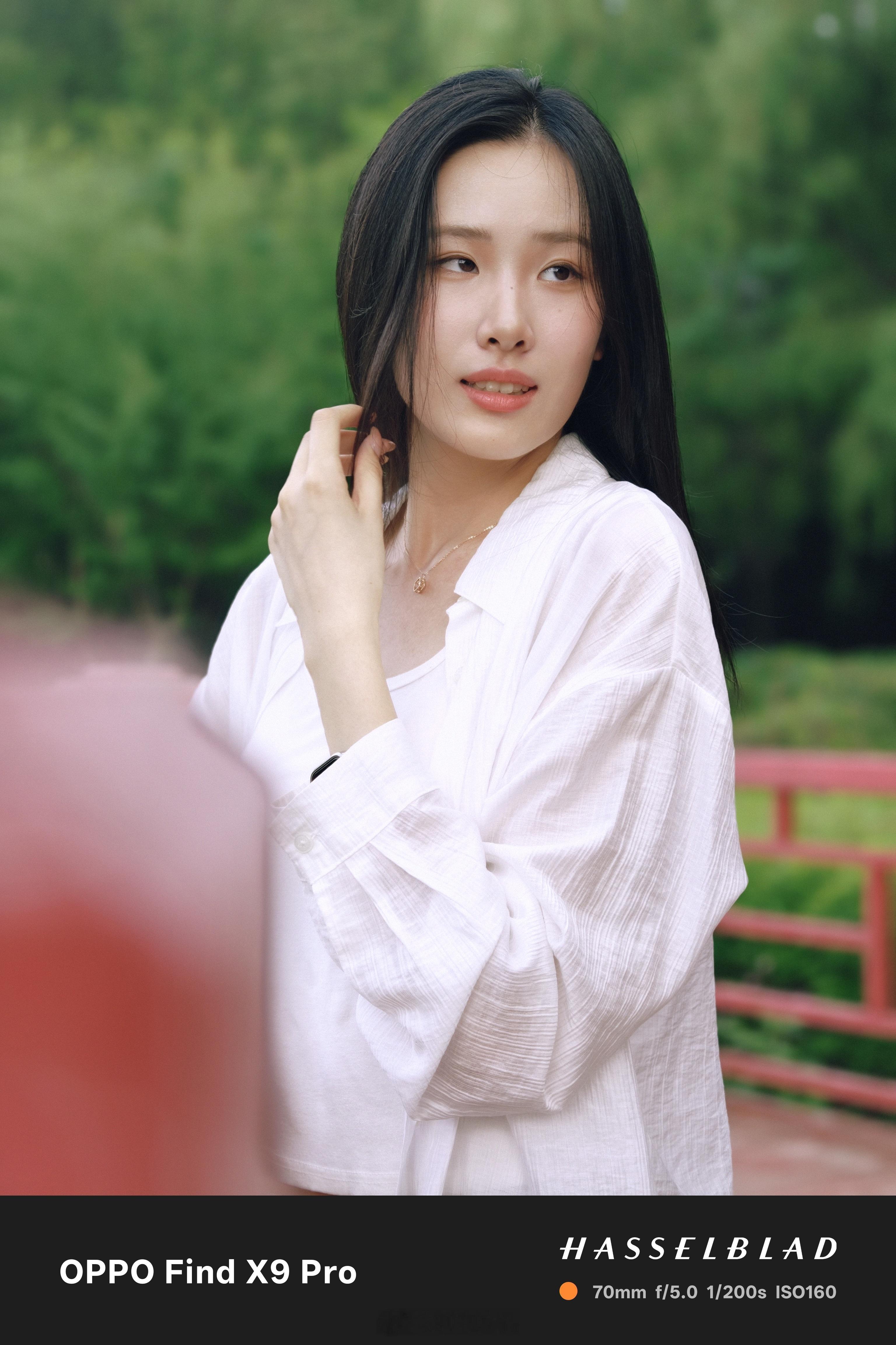 借一抹廊下绿意，藏住夏日细碎温柔Portra胶片丨和光滤镜，70mm长焦人像镜头