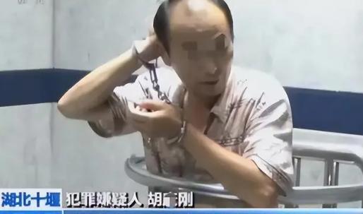 2015年，湖北有个汉子因为讨薪官司输了，去领判决书时竟藏了一把刀，短短几分钟连