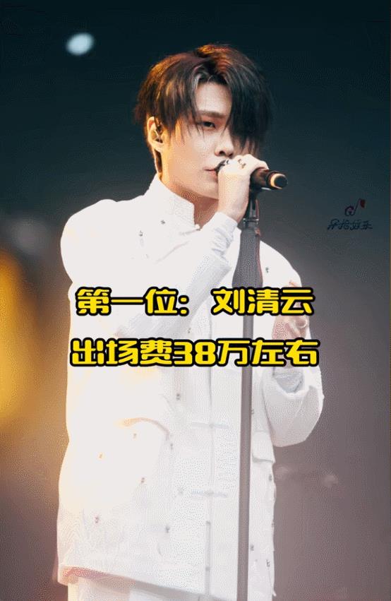 5月1日，岳云鹏去参加太湖湾音乐节，台下观众起哄“看看腹肌”，岳云鹏配合地撩起了